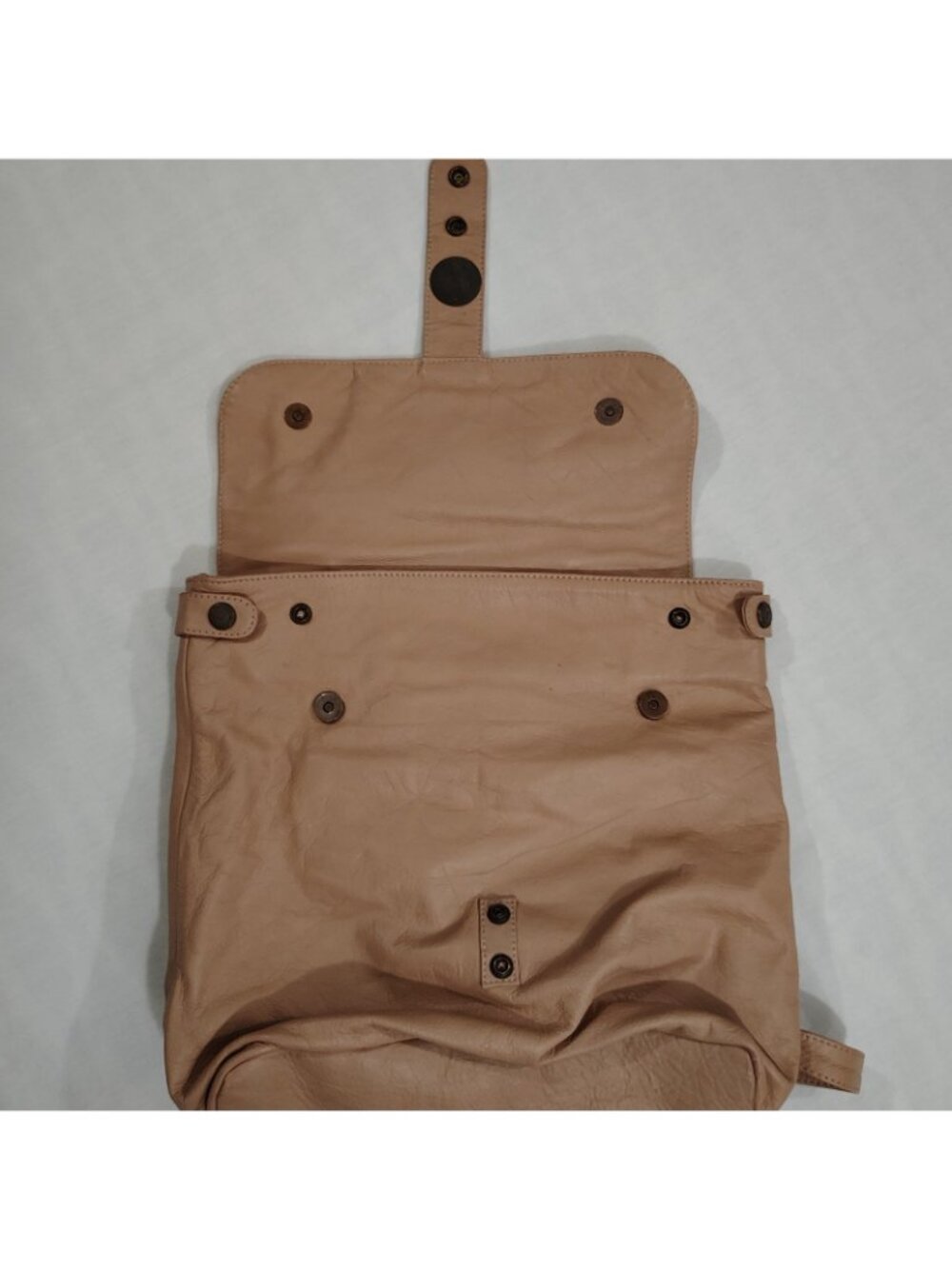 Wanderers Travel Co The Bondi Backpack Full Grain Leather Blush Magnetic Closure - Picture 3 of 16